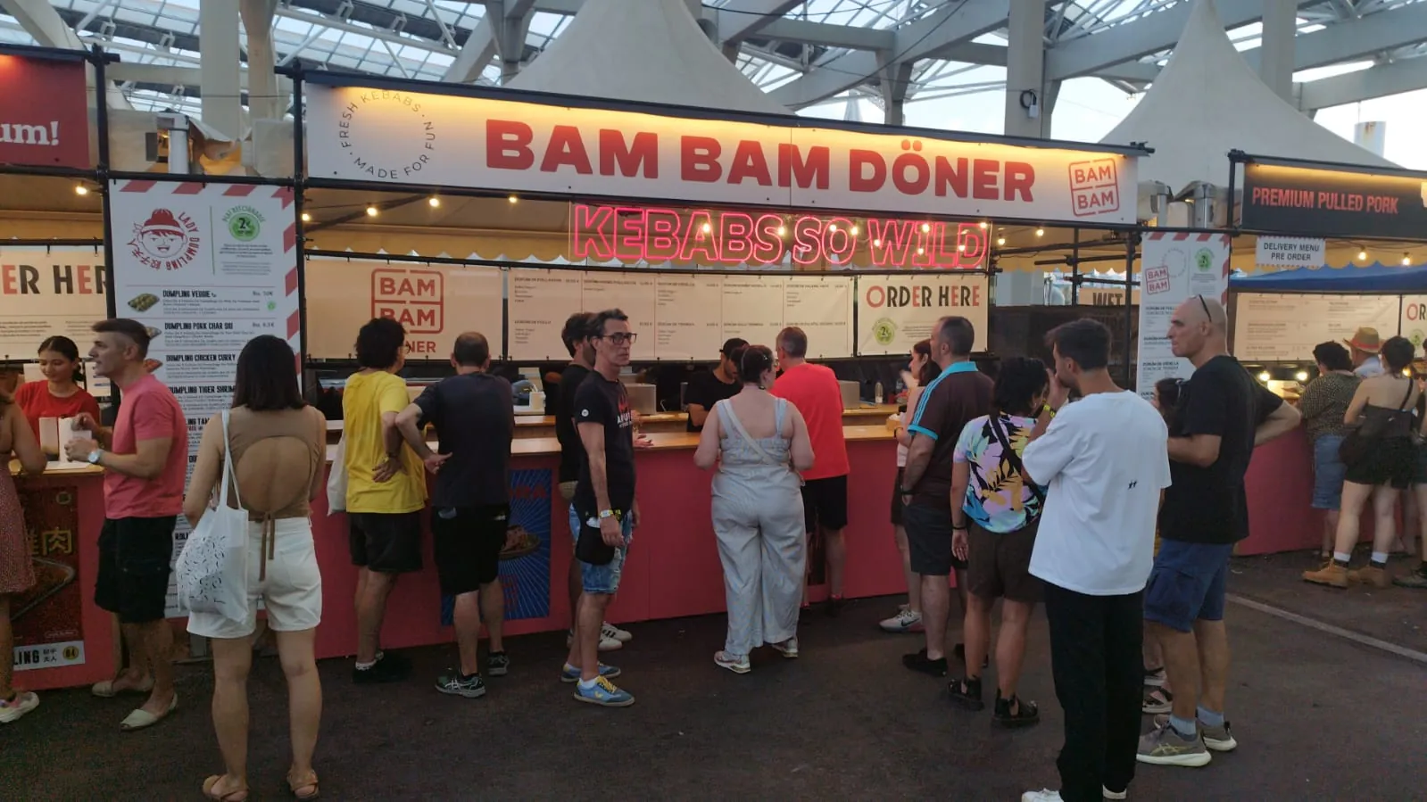 Público en el stand de BAM BAM en el Cruïlla